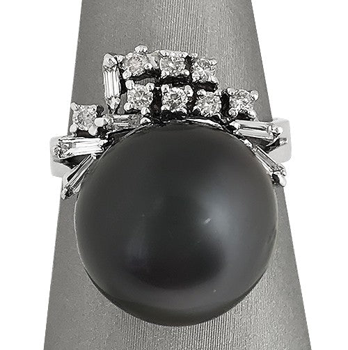 Features a lustrous black pearl as the centerpiece.