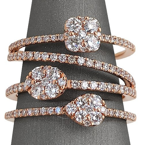 Viewed from the side, the elegant silhouette of this cocktail ring reveals its sculptural design and harmonious diamond arrangement. 