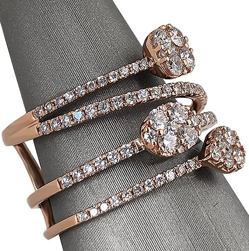 Viewed from the side, the elegant silhouette of this cocktail ring reveals its sculptural design and harmonious diamond arrangement. 